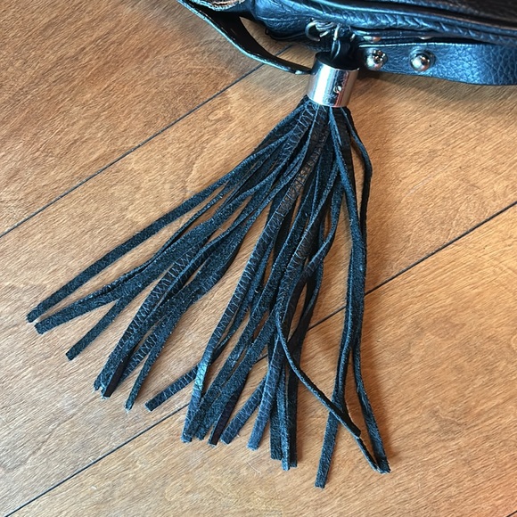 Chunky leather half moon handbag - Picture 9 of 9